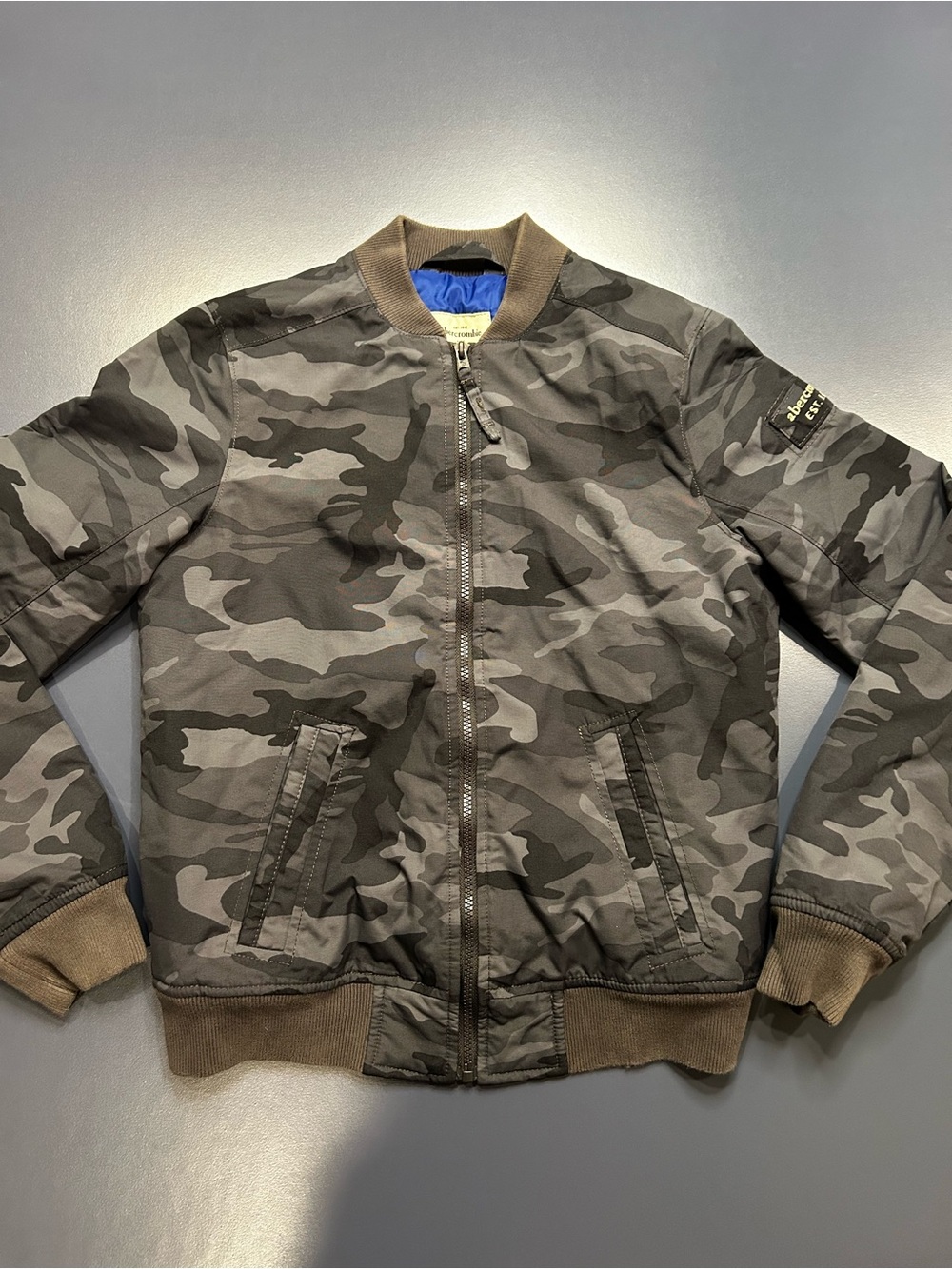Abercrombie Boyβs Youth Green Grey Camo Bomber Jacket - Classic Military Style